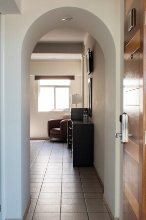 Minibar, Zimmersafe, Schreibtisch, Bügeleisen/Bügelbrett