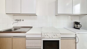 クラシック アパートメント (for 4 persons) | 専用簡易キッチン | コーヒー / ティーメーカー、大型冷蔵庫、コンロ、調理器具と食器