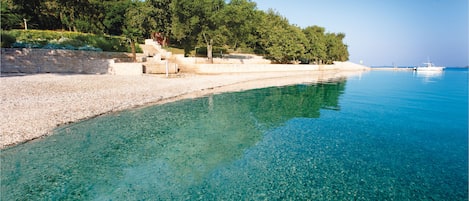 Una spiaggia nelle vicinanze