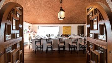 Se sirven desayunos, comidas, cenas y cocina internacional