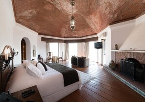 Individually decorated, individually furnished, desk, iron/ironing board - Hotel Misión Grand Casa Colorada (Guanajuato)