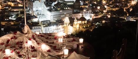 供应早餐、午餐和晚餐,国际美食