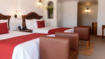 Suite junior, varias camas | Decoración personalizada, muebles diferentes y escritorio