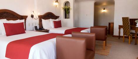 普通套房, 多張床 | 獨特設計、獨特裝修、書桌、熨斗/熨衫板