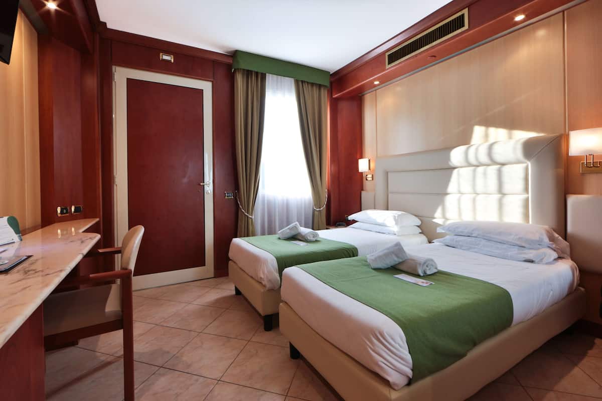 Habitación clásica, 2 camas individuales | Ropa de cama hipoalergénica, minibar, escritorio y cortinas blackout