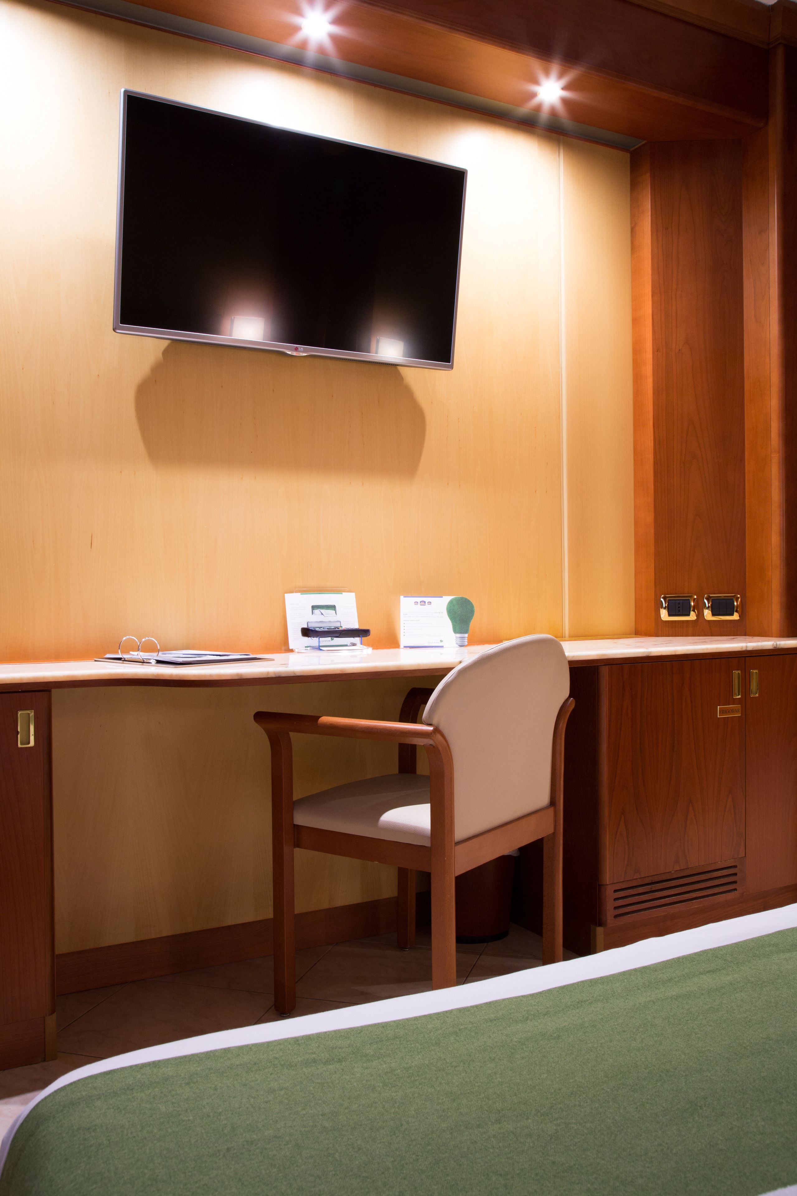 hypo-allergenic bedding, minibar, desk, blackout curtains