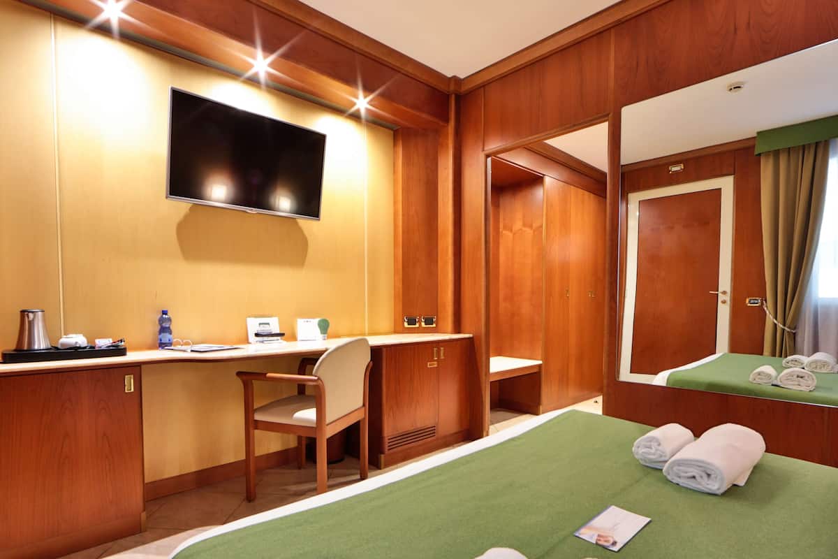Ropa de cama hipoalergénica, minibar, escritorio y cortinas blackout