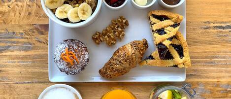 Una bandeja de desayuno con diversos alimentos y bebidas.