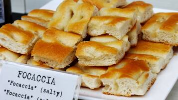 Une assiette de pain focaccia avec un panneau indiquant qu’il est salé.