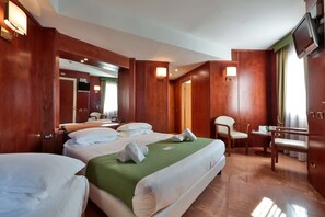 Habitación Confort, varias camas | Ropa de cama hipoalergénica, minibar, escritorio y cortinas opacas