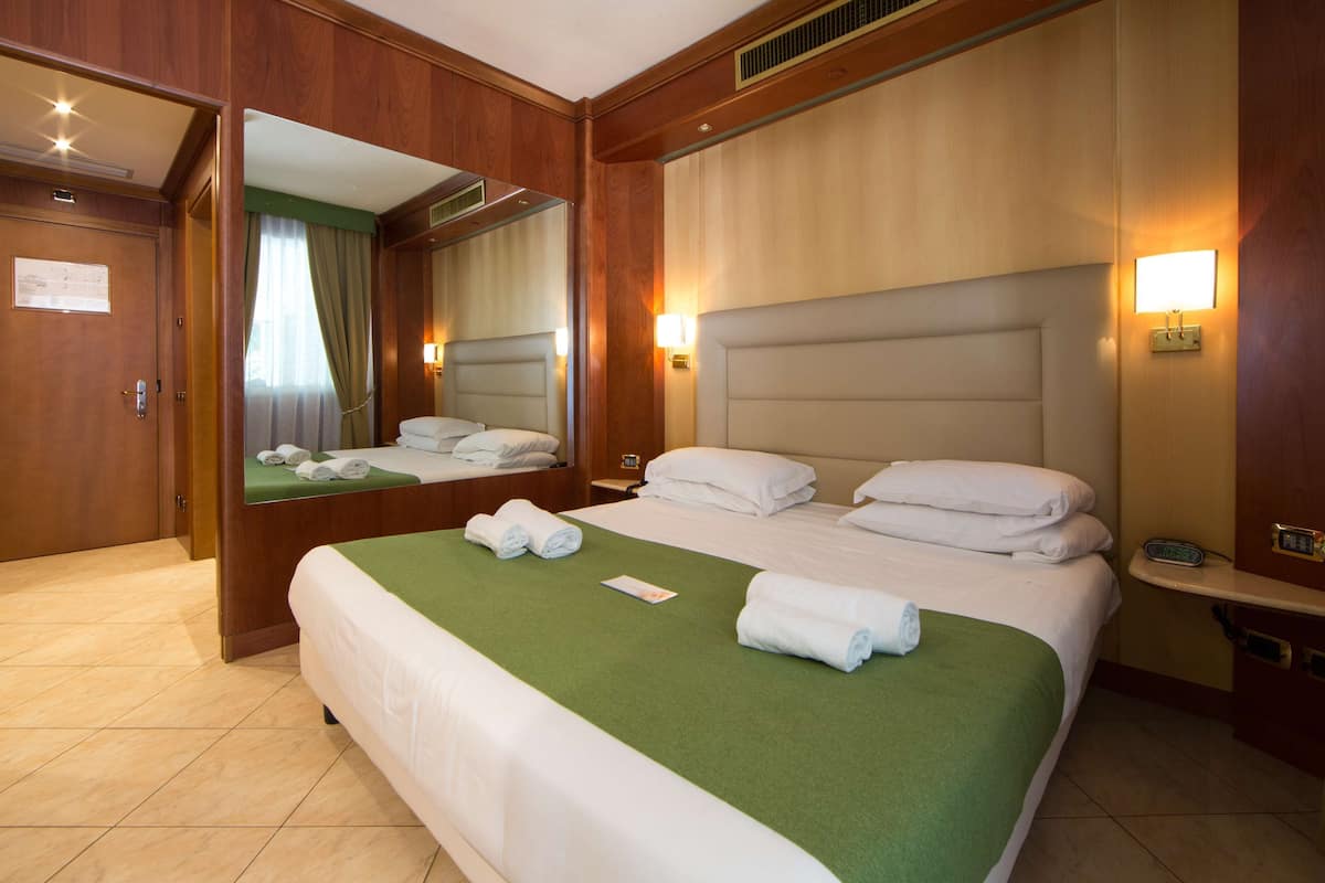 Ropa de cama hipoalergénica, minibar, escritorio y cortinas blackout