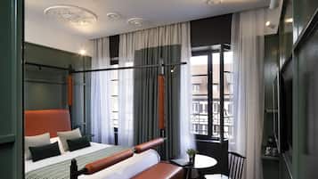 Deluxe Room | Minibar, in-room safe, individually decorated, individually furnished