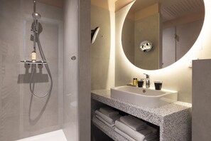 Ilmaiset hygieniatuotteet, hiustenkuivaaja, kylpytakit, tohvelit