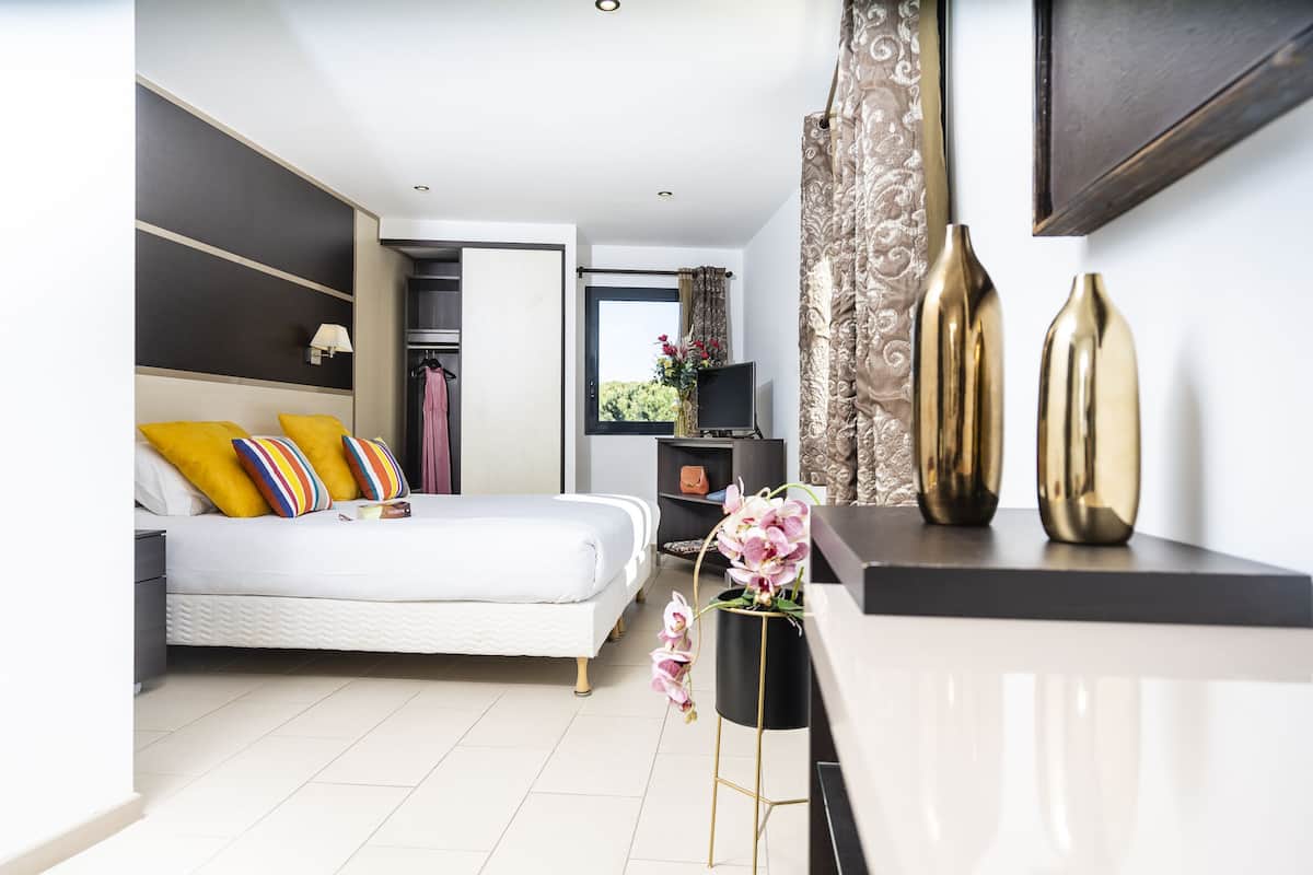 superior double room | individually decorated, iron/ironing board, bed sheets