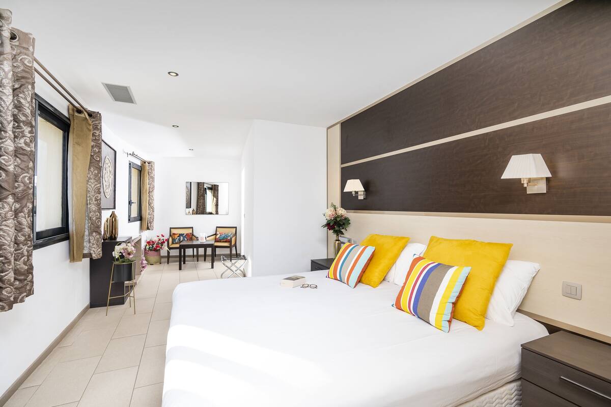 Suite junior | Tabla de planchar con plancha, decoración personalizada y ropa de cama 