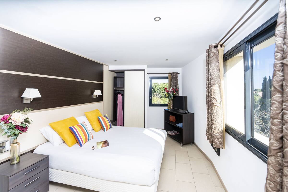 Habitación doble superior | Tabla de planchar con plancha, decoración personalizada y ropa de cama 