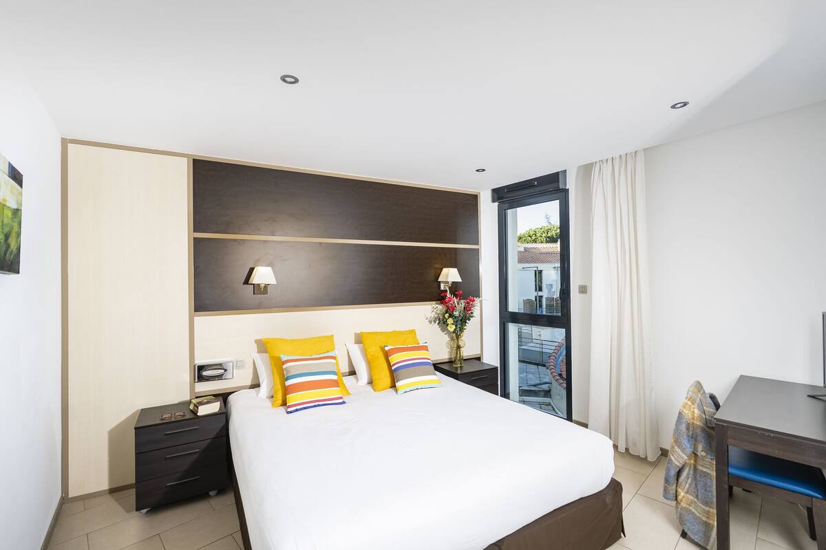 Habitación doble estándar | Tabla de planchar con plancha, decoración personalizada y ropa de cama 