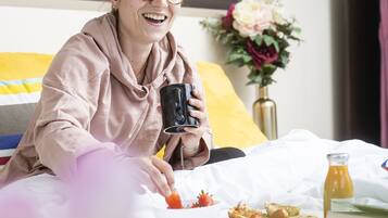 Decoración personalizada, tabla de planchar con plancha y ropa de cama