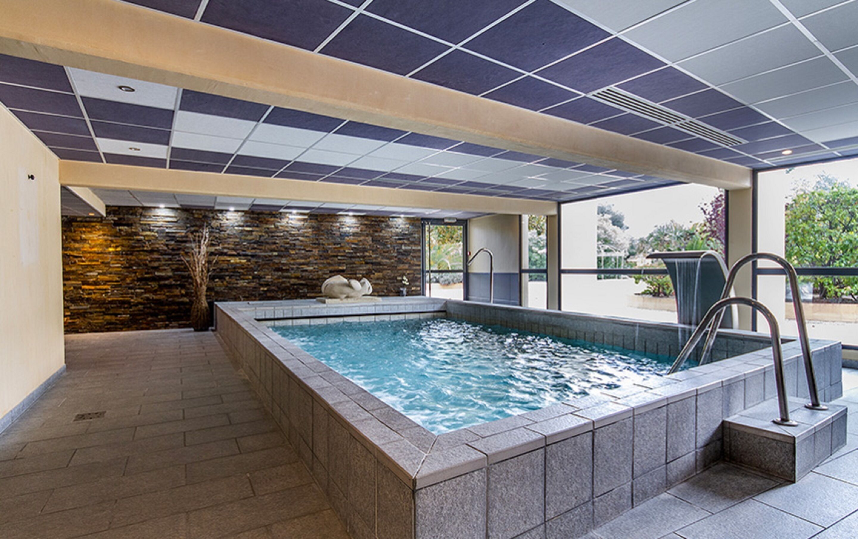 outdoor pool, open 9:00 am to 7:00 pm, pool umbrellas, pool loungers