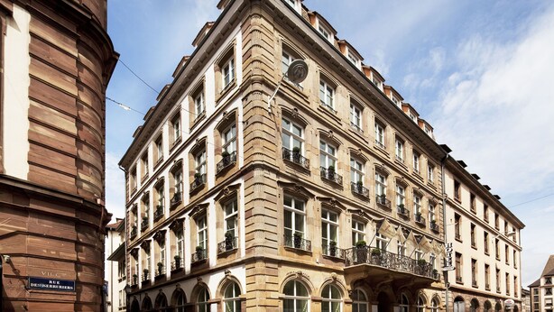 A historic building with multiple floors, large windows, and balconies. - Hôtel Gutenberg (Strasbourg)