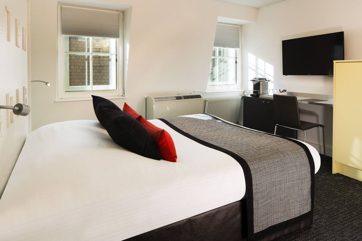 Ropa de cama de alta calidad y minibar 