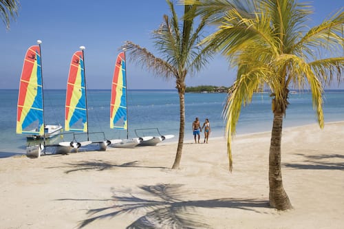 Plage, sable blanc, chaises longues, serviettes de plage