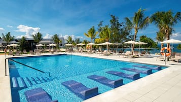 5 utendørsbassenger, bassengparasoller og solsenger