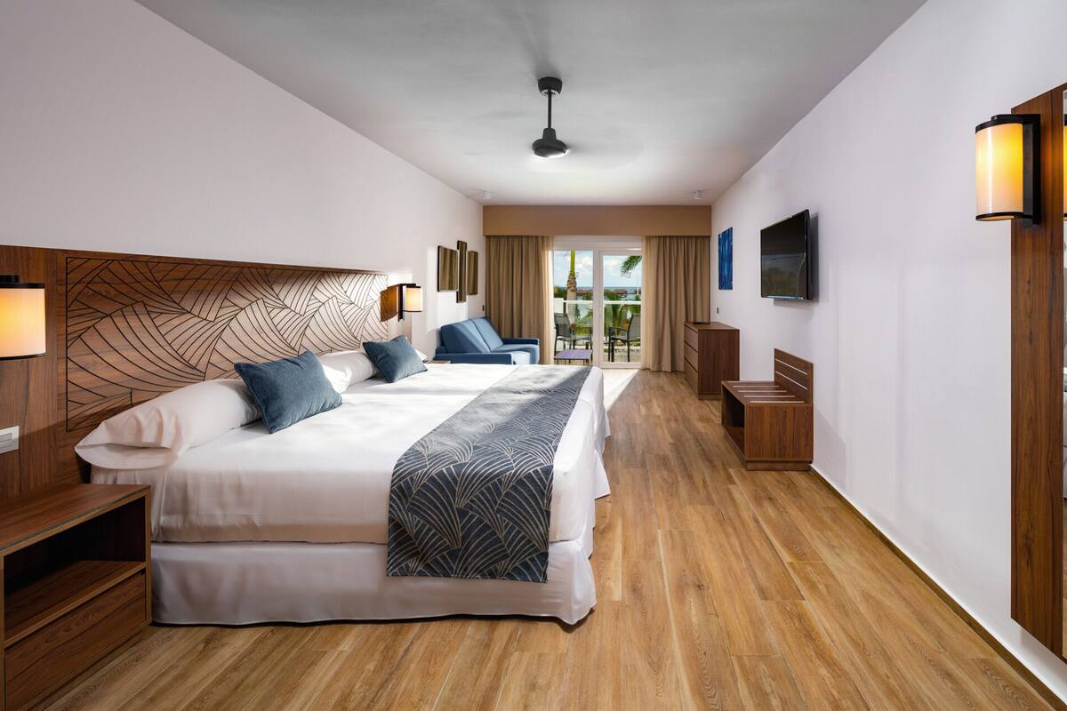 Minibar con artículos gratuitos, caja fuerte, cortinas opacas