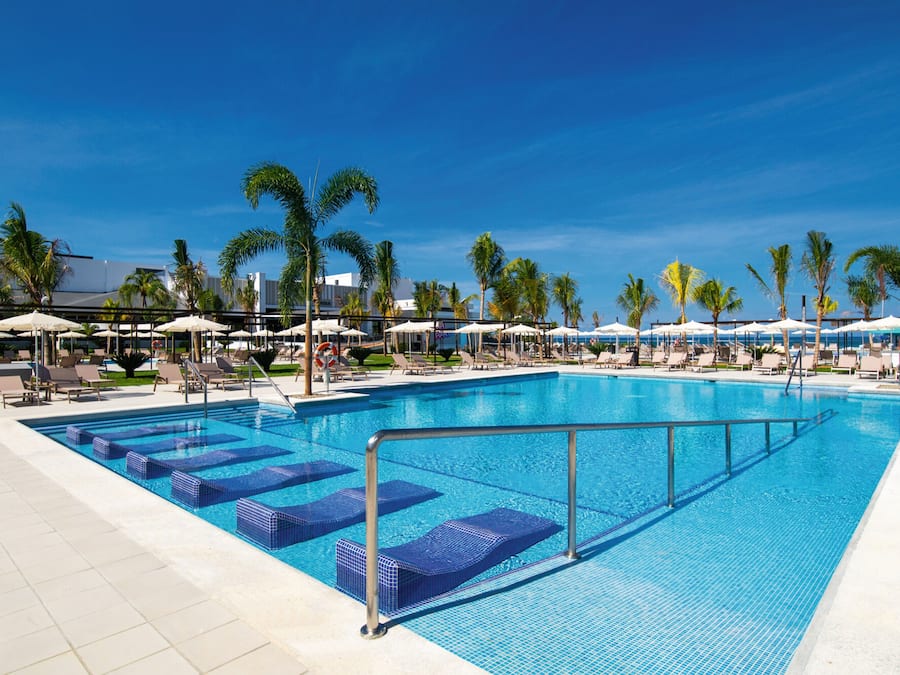 5 outdoor pools, pool umbrellas, pool loungers
