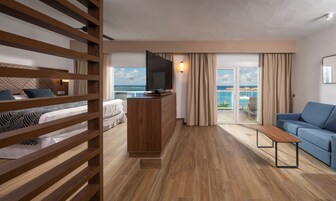Minibar con snack e bevande gratuite, una cassaforte in camera