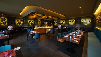4 restaurants servant le petit déjeuner et le dîner