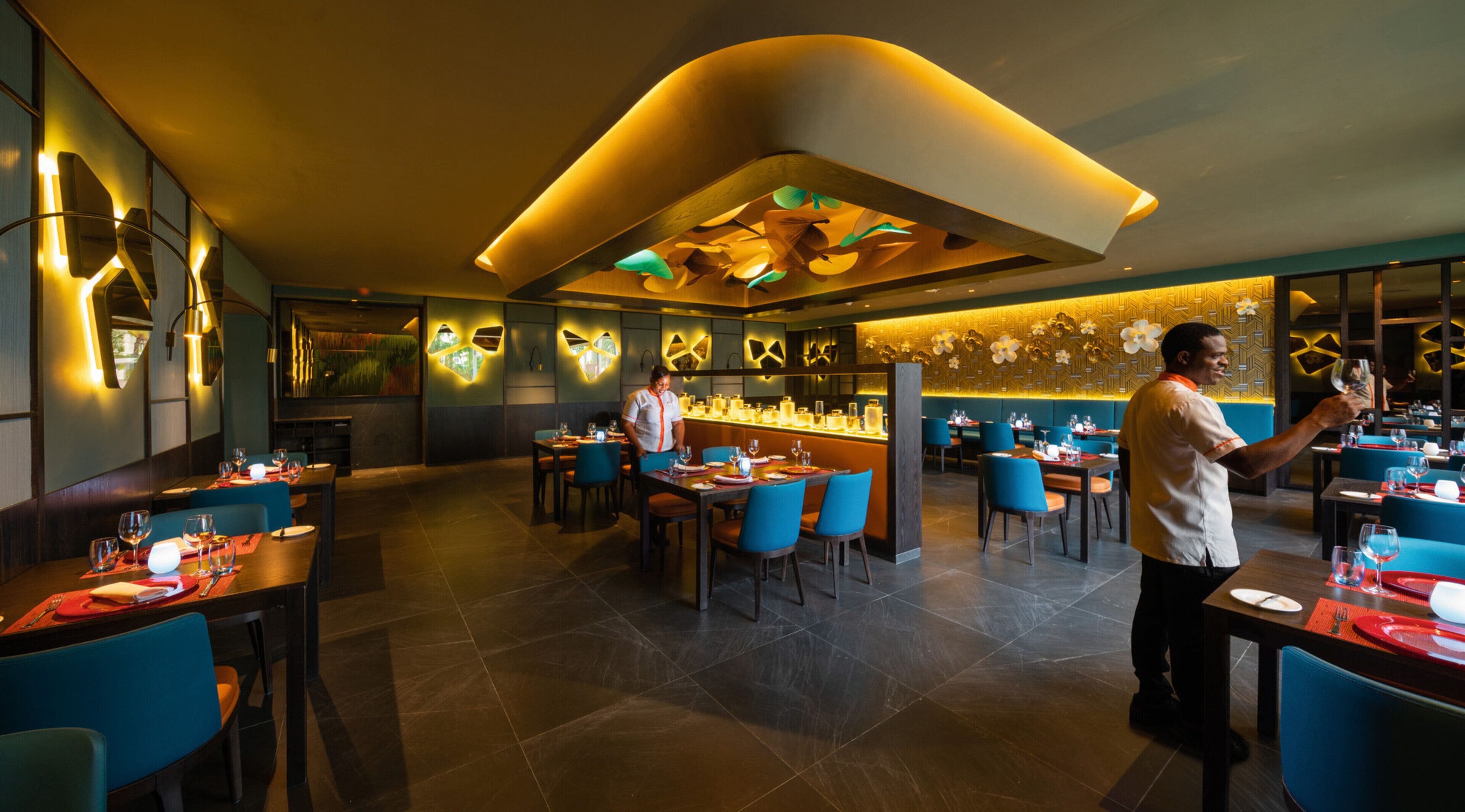 4 개의 레스토랑, 아침 식사, 저녁 식사 제공(세계 요리)