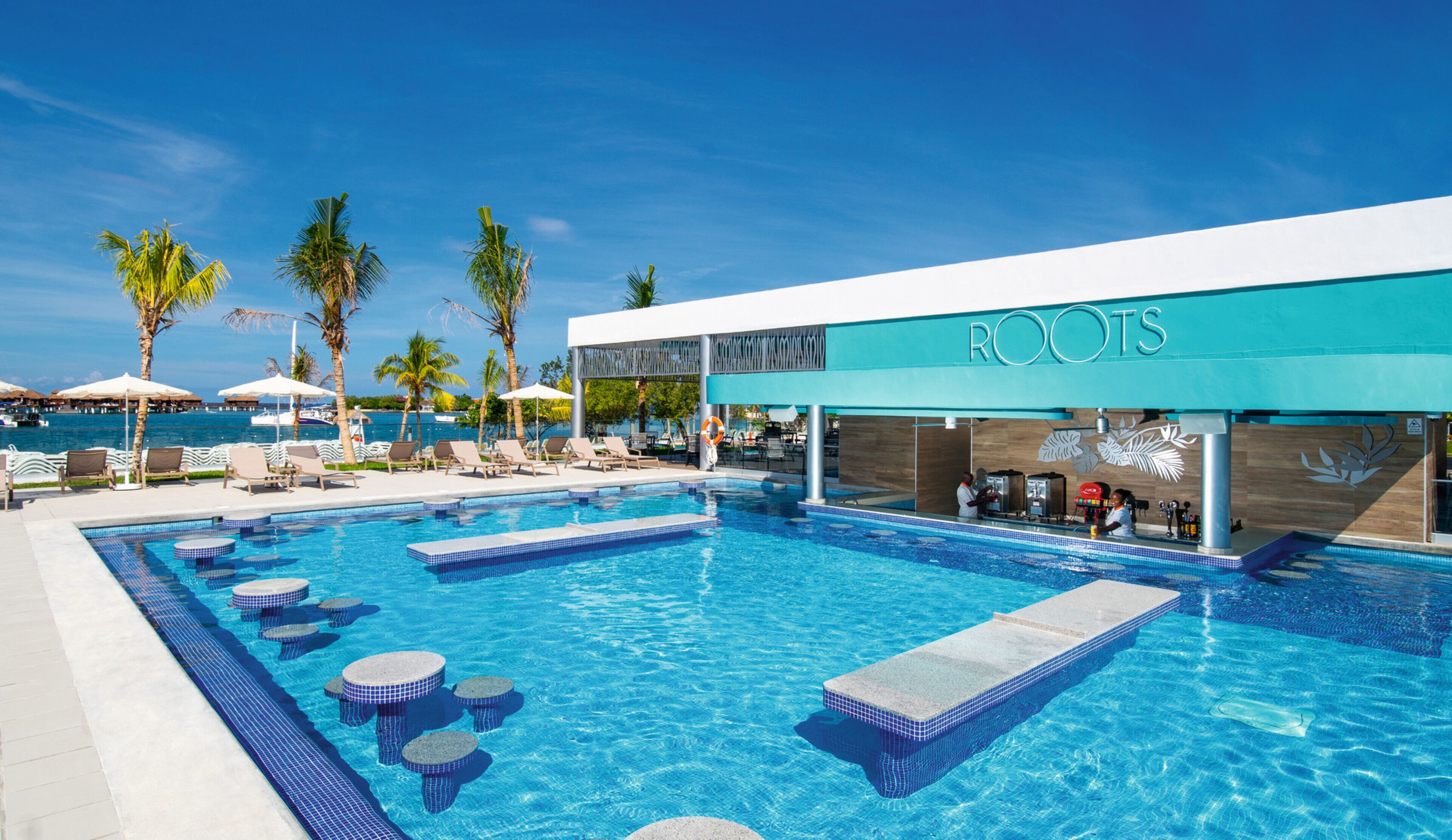 5 piscines extérieures, parasols de plage, chaises longues