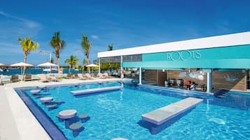 5 piscines extérieures, parasols de plage, chaises longues