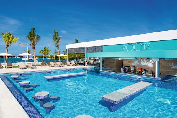 5 outdoor pools, pool umbrellas, sun loungers