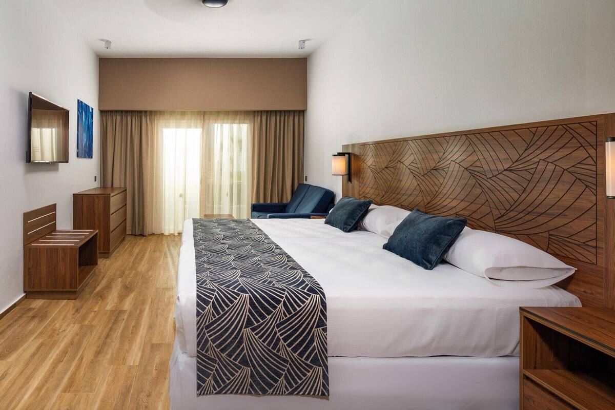 Minibar con artículos gratuitos, caja fuerte, cortinas opacas