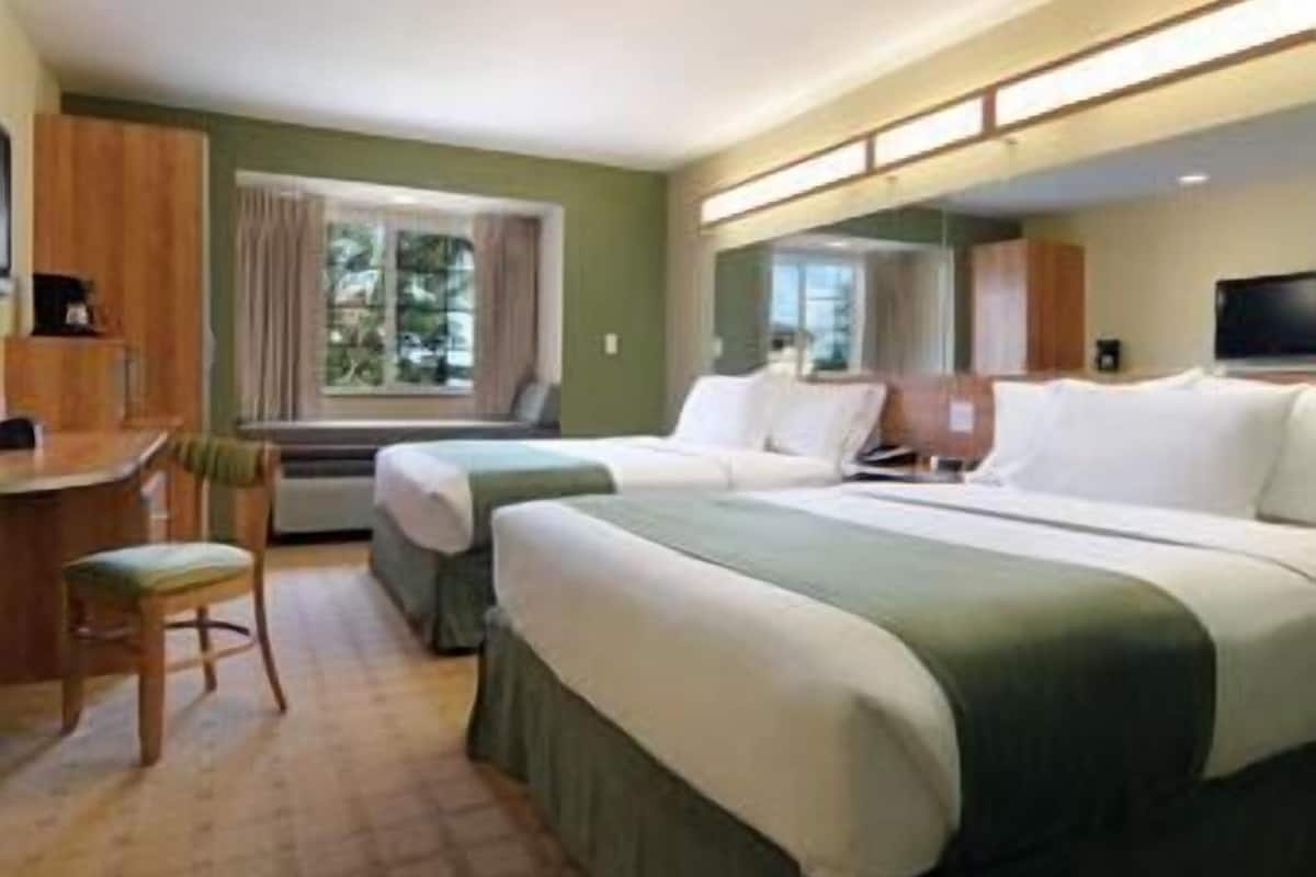 Ropa de cama de alta calidad, colchones con pillow-top y escritorio