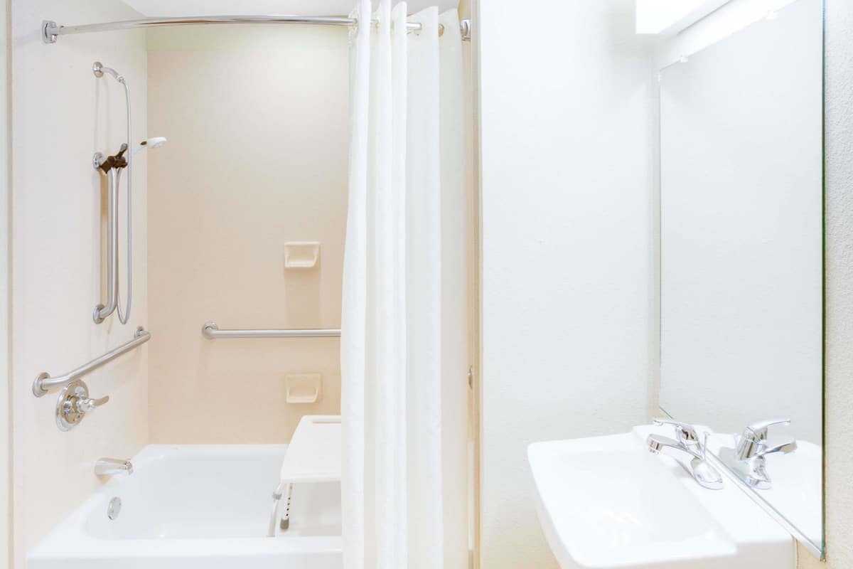 combined shower/bathtub, free toiletries, hair dryer, towels