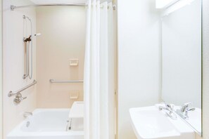 シャワー付き浴槽、バスアメニティ (無料)、ヘアドライヤー、タオル