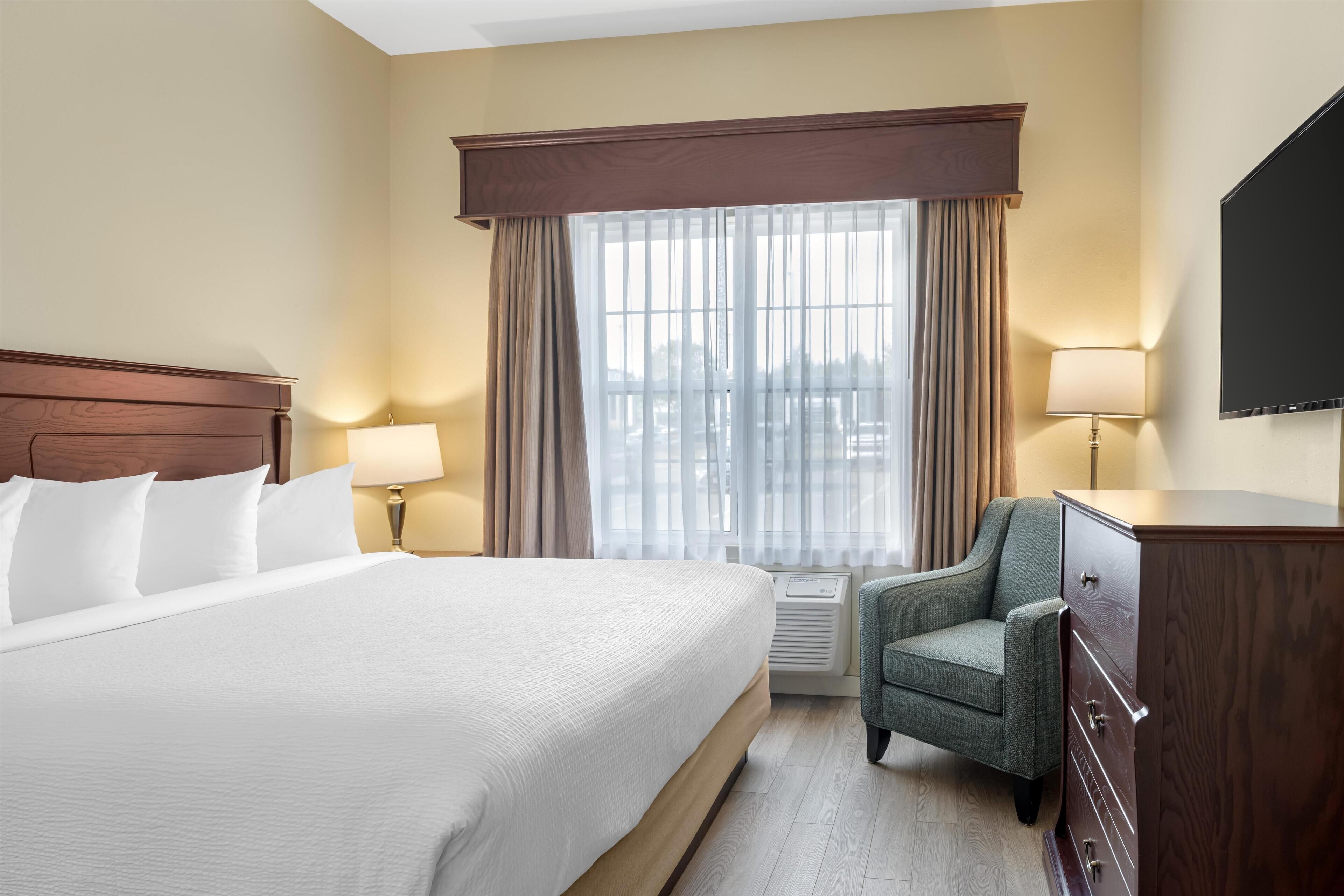 Suite, 1 King Bed, Non Smoking, Jetted Tub | Hypo-allergenic bedding, down comforters, pillowtop beds