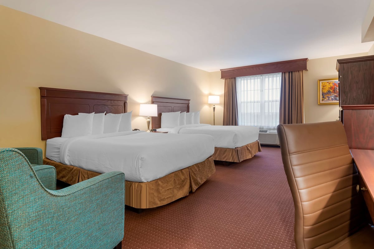 Suite, 2 Queen Beds, Non Smoking, Refrigerator & Microwave (Larger Room)