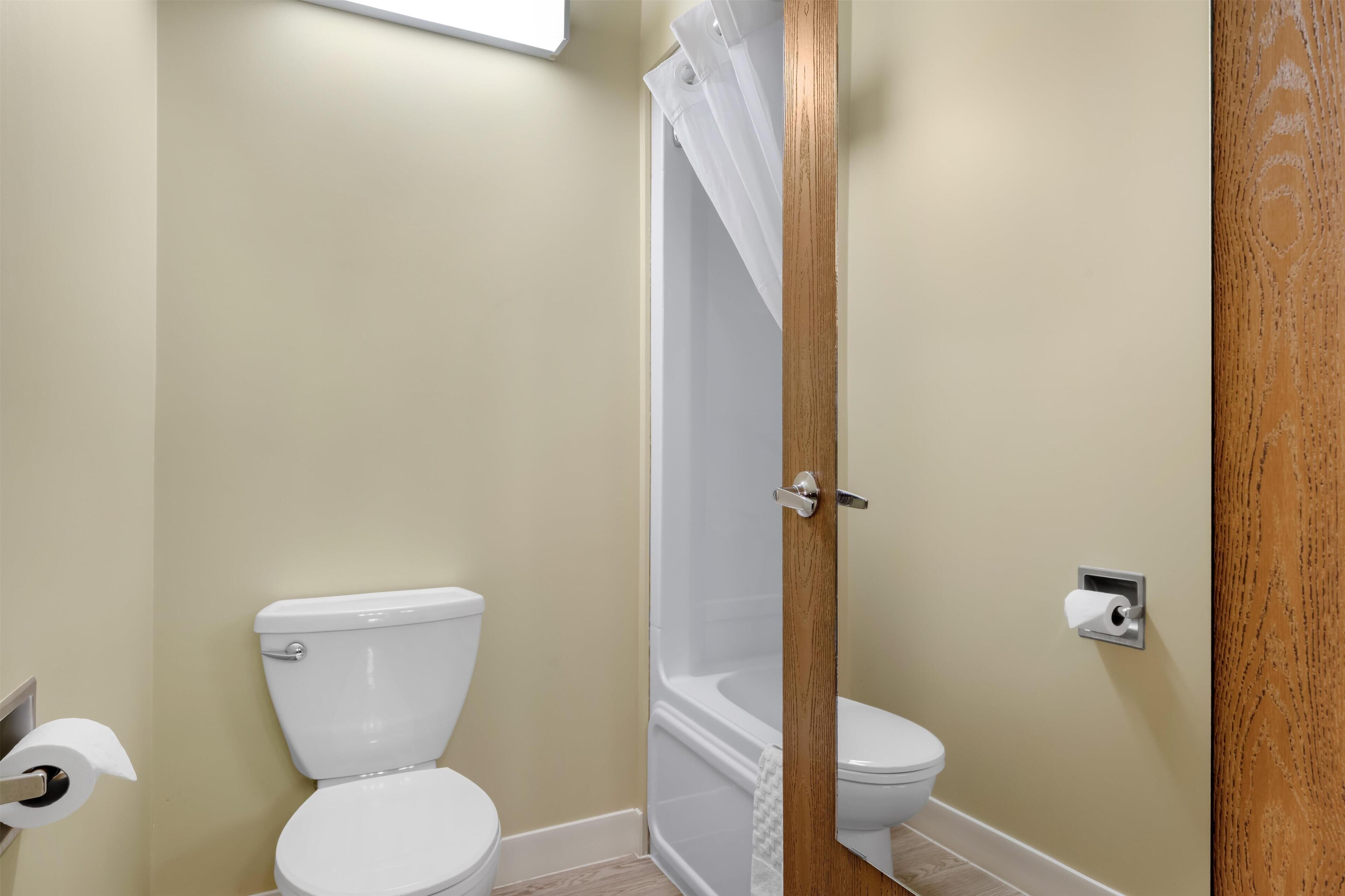 ห้องสวีท, เตียงคิงไซส์ 1 เตียง, ปลอดบุหรี่, อ่างน้ำวน | ห้องน้ำ | ของใช้ในห้องน้ำฟรี, ไดร์เป่าผม, ผ้าเช็ดตัว, สบู่