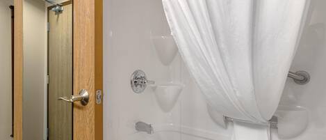 Un baño con ducha, inodoro y lavamanos.