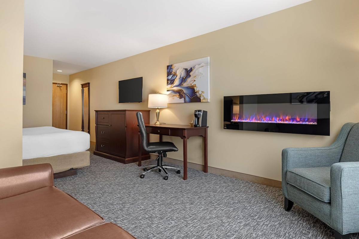 Suite, 1 très grand lit, non-fumeurs, cheminée (with Sofabed) | Literie hypoallergénique, couette en duvet d'oie, surmatelas, bureau