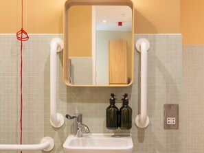Habitación estándar, con acceso para personas discapacitadas | Baño | Regadera, regadera tipo lluvia, amenidades de baño ecológicas 