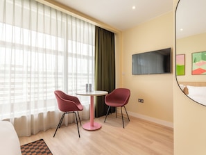 Large Studio with Kitchenette | Living area