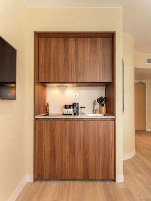 Large Studio with Kitchenette | Private kitchen | Coffee/tea maker, electric kettle