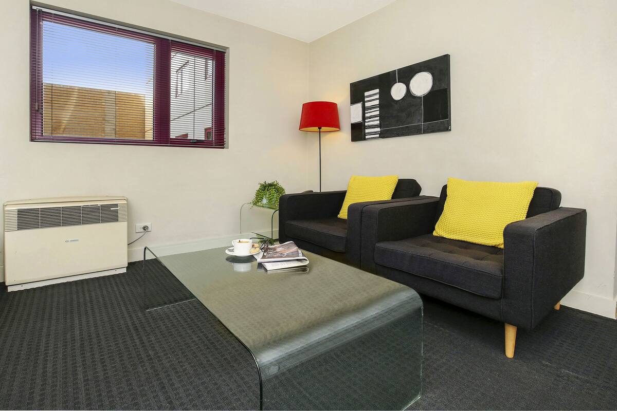 Superior Apartment | Desk, blackout curtains, iron/ironing board, free WiFi
