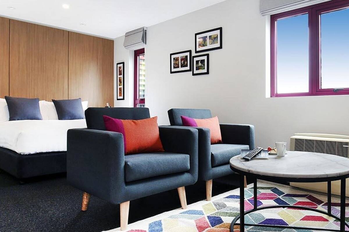 Deluxe Hotel Suite | Desk, blackout curtains, iron/ironing board, free WiFi