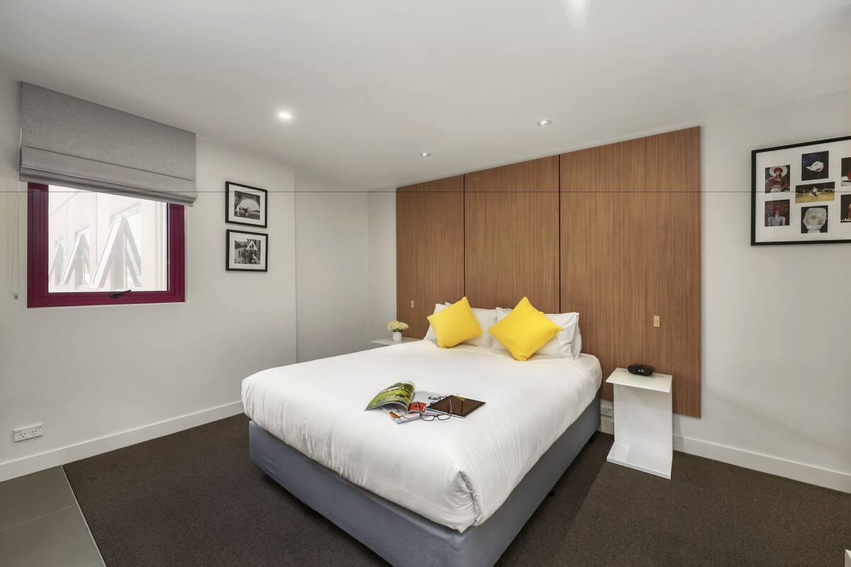 Deluxe Studio Apartment | Desk, blackout curtains, iron/ironing board, free WiFi